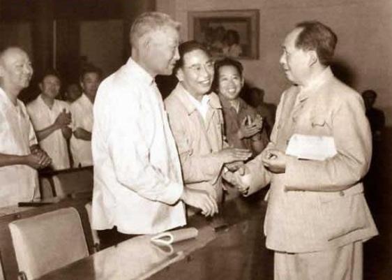 毛主席去青岛视察，顺便去肖劲光家做客：让你夫人做个苦瓜炒鸭子