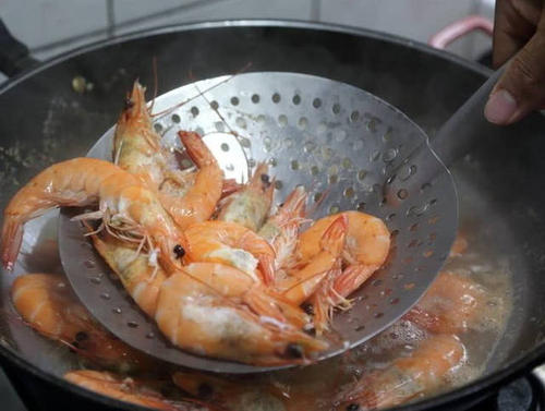 怎样煮虾才能保持虾肉鲜嫩,冻虾怎么判断是否是新鲜虾肉