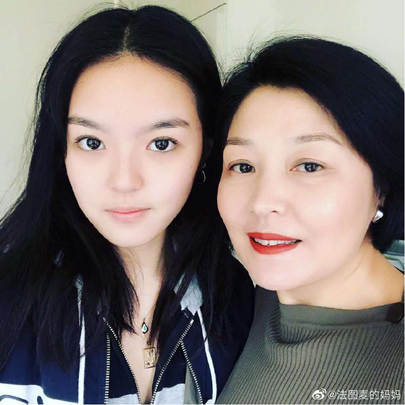 李咏女儿多大年龄拿到驾照,李咏女儿16岁集美貌才华于一身