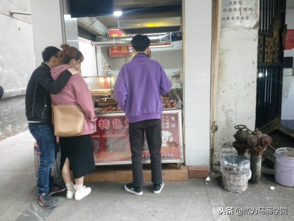 她专烤大猪蹄子，开店7年每天收入6000元