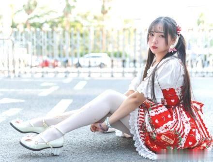 这种服装的实体店很奇怪，开在人迹罕至的大楼里，衣服还不让试穿