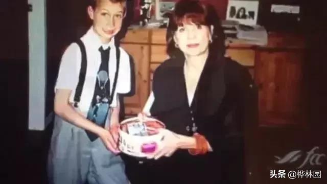 用零花钱给非洲挖了1000多口井，只因孩子眼泪，是那里最干净的水