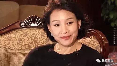 59岁穿比基尼秀长腿A4腰，她就是传说中的女魔头吧？