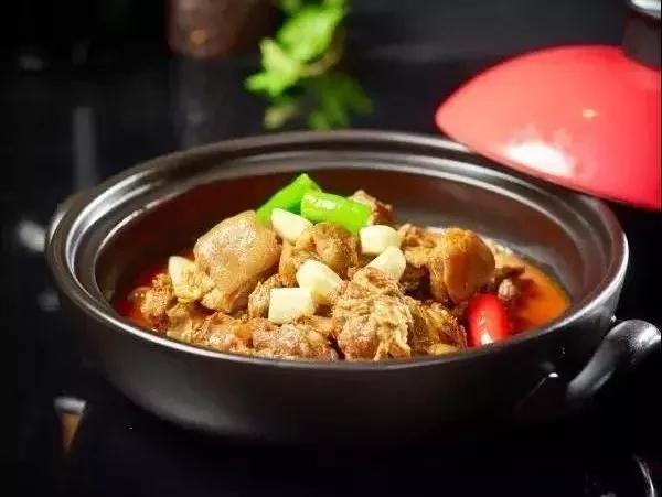 魔都居然也有凤凰古镇了？不用去湖南也能吃到正宗鱼头王！