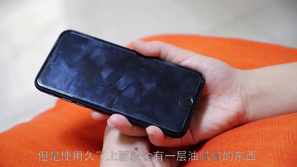 手机屏幕有油腻指纹印怎么办,手机屏幕有指纹用什么擦最干净