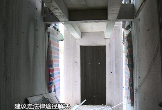 业主买精装房出现多处裂纹谁负责,业主家房子里有裂纹