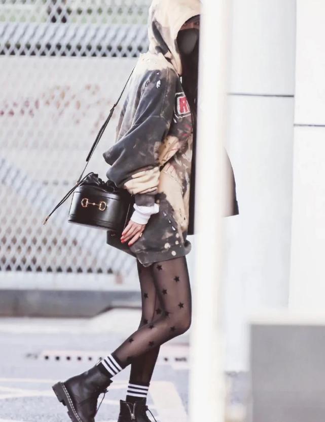 黑色*袜丝**=死亡单品？不至于！没看见“名媛”们人“腿”一双吗？