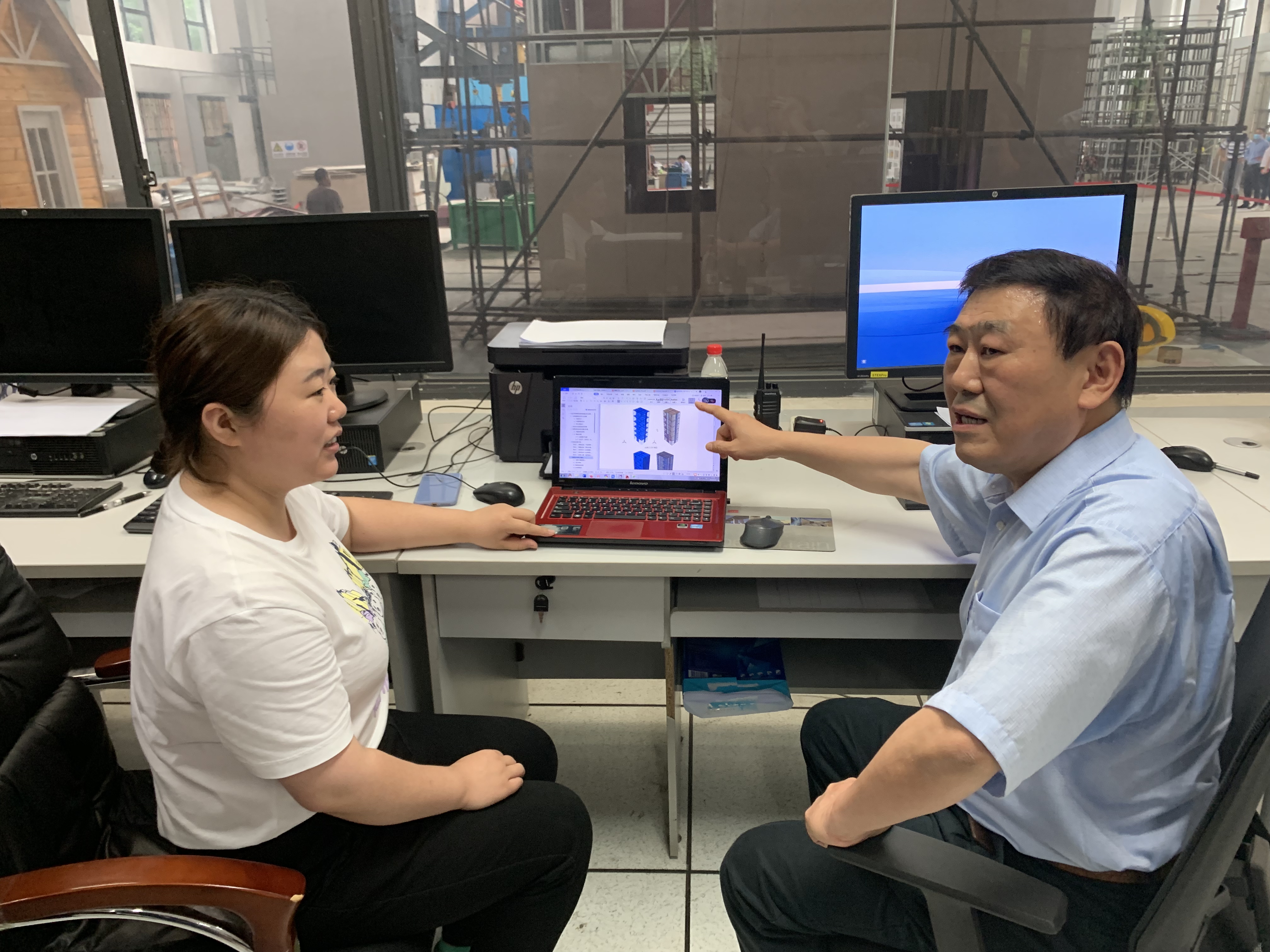 “楼坚强”是如何炼成的？重庆大学打造6层钢结构“房屋”，经受模拟8级“地震”的考验