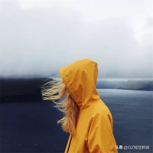 拍照时怎样克服不看镜头的尴尬感,解决拍照尴尬的技巧
