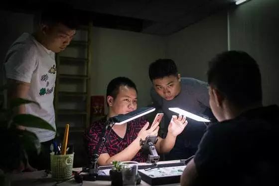 四万主播下瑞丽，百年兴衰“翡翠王国”