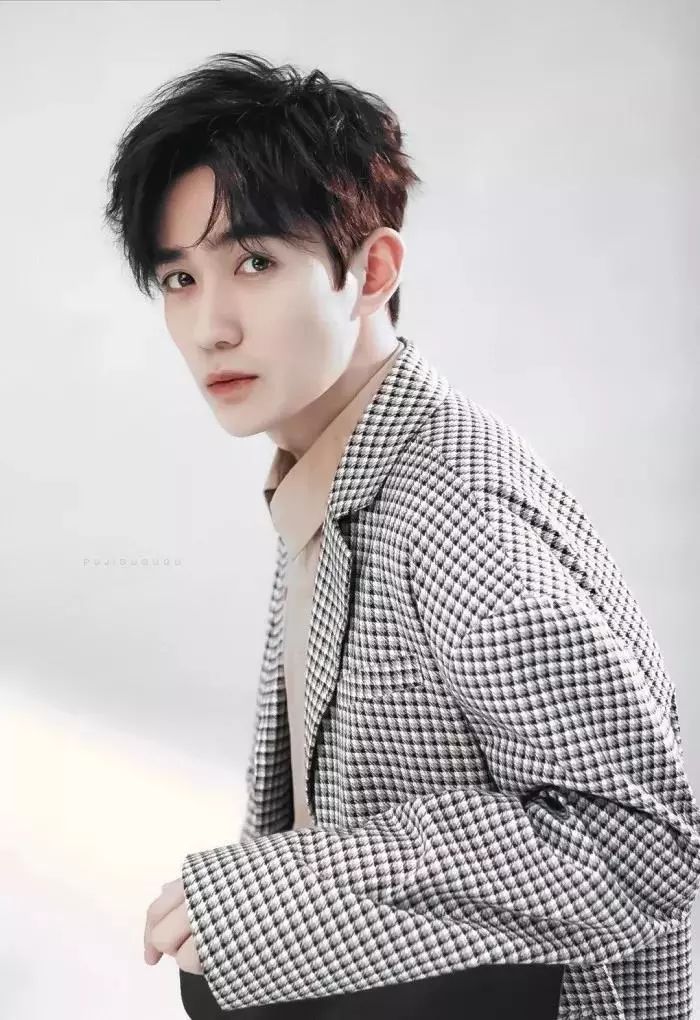 演员朱一龙不忘初心砥砺前行,朱一龙对演员工作始终保持敬畏