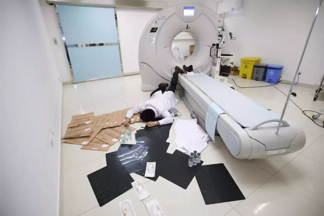 医护人员摔了一跤，一大批财富意外曝光！