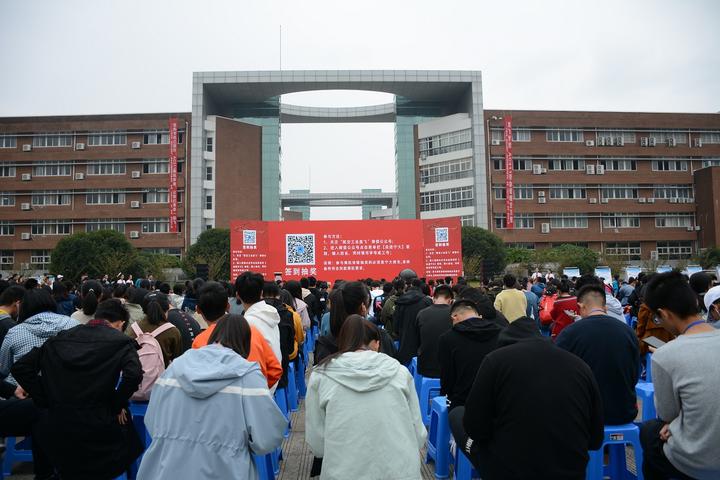 “开着直升机来抢人”这场招聘活动刷爆宁大学子的“朋友圈”