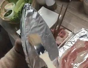 给跪了！在办公室用公司饮水机煮火锅，奇葩网红还用各种工具烹饪食物……这种脑洞大开要不得！