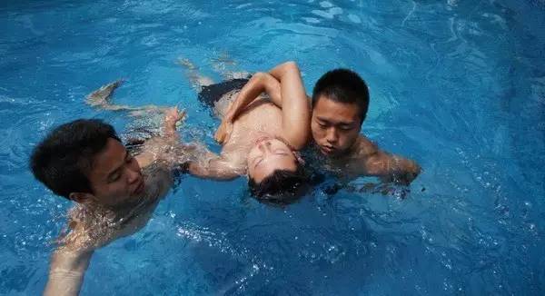 蛙泳治疗腰椎间盘突出,游泳三大泳姿