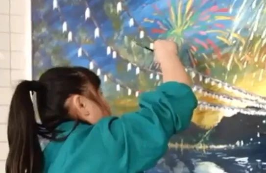 又一“扫地僧”火了！保洁阿姨3D黑板报惊艳全网