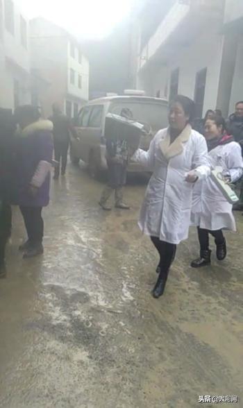 烤火中毒一小孩死亡,云南四个小孩在家烤火中毒身亡