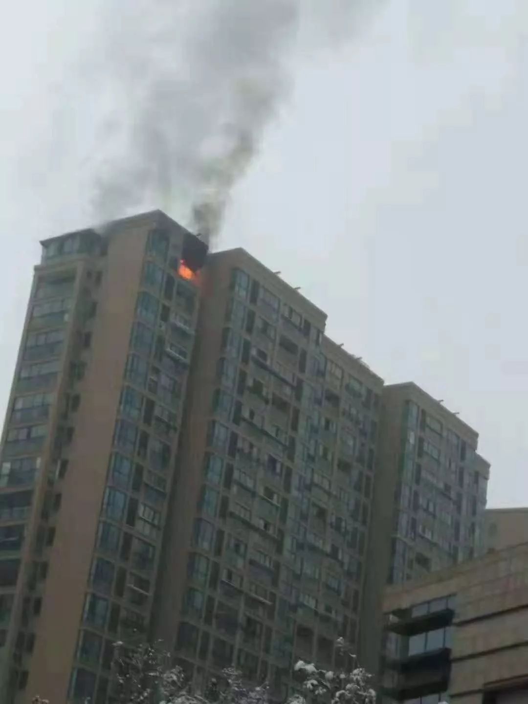 杭州一小区5楼着火7人消防车救援,杭州余杭最新发生的火灾