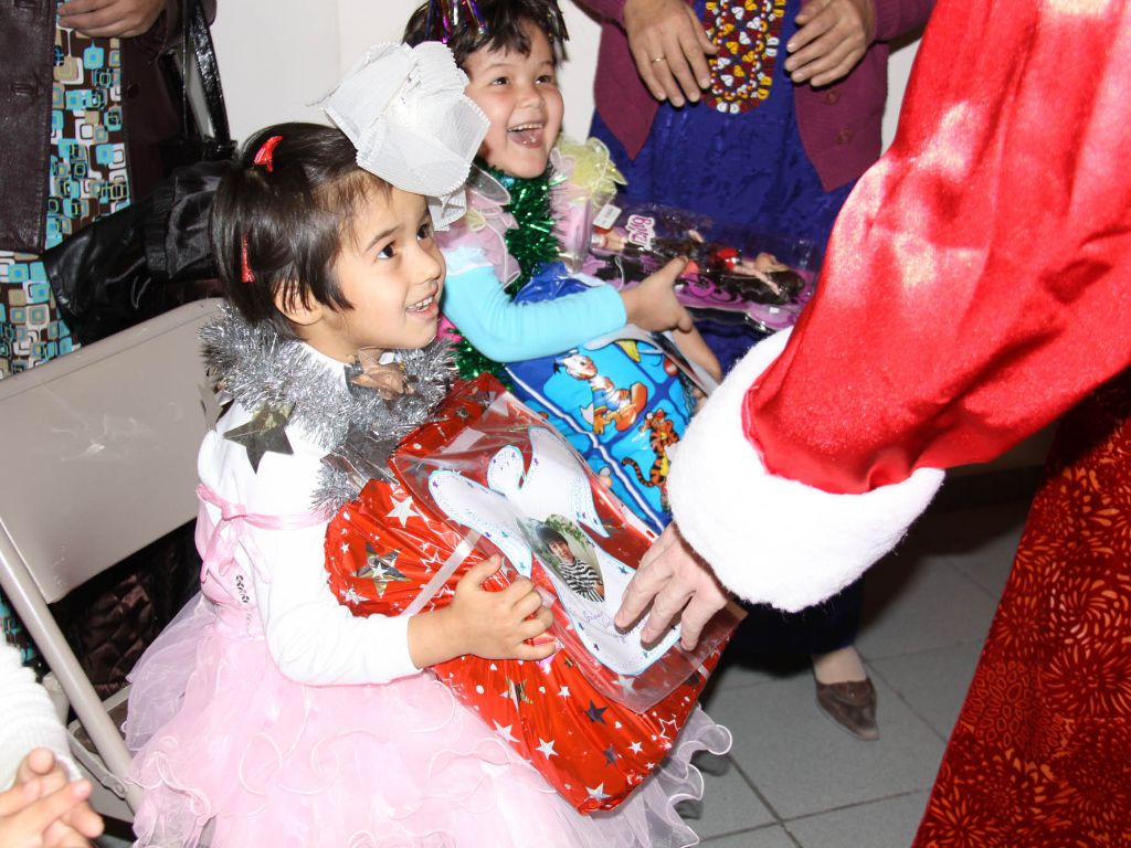 圣诞老人上门送惊喜,圣诞老人送礼物从天而降