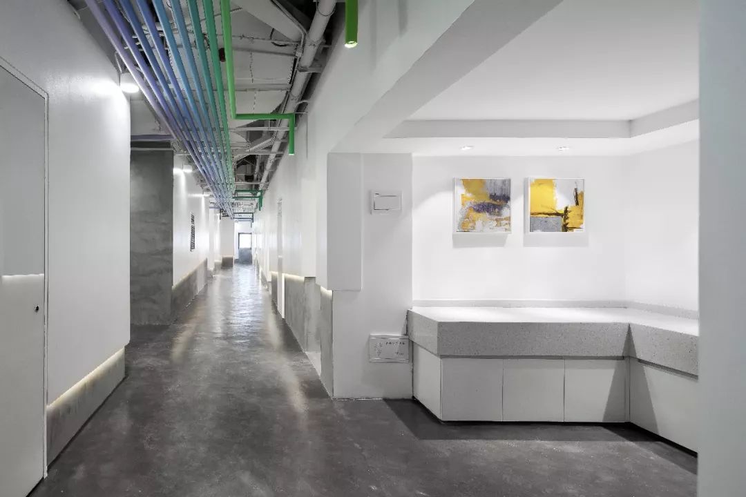 一个七彩青年创想空间，打破了居住与工作间的壁垒