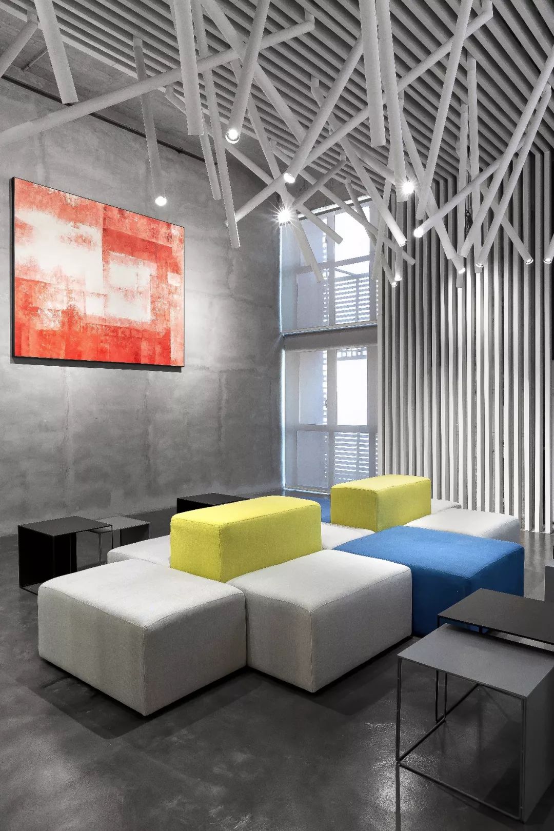 一个七彩青年创想空间，打破了居住与工作间的壁垒