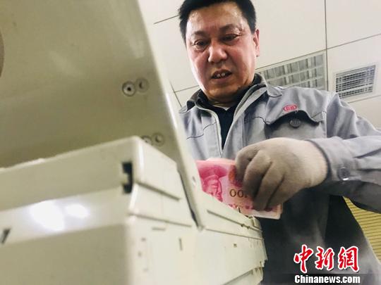 探秘ATM机加钞员：日行百公里路途看景抵孤独