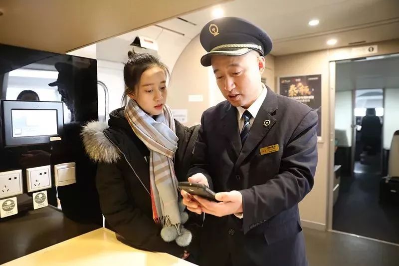 致敬改革开放40年，你可读懂父亲①｜她想让全世界知道，爸爸是开火车的！