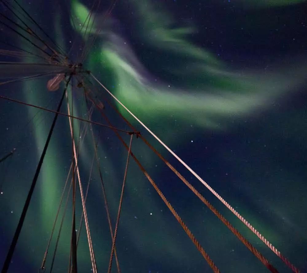 极光是上帝送给秋波吗,极光是上帝的烟火