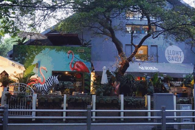 上海滩市中心，竟然藏着一条有洋房故居有老字号有咖啡店有酒吧的网红老马路