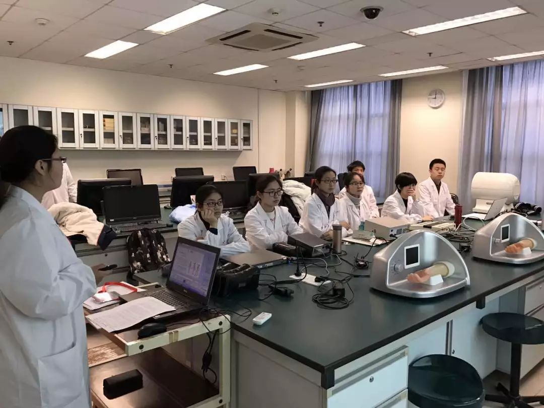 在学生心里播下一颗中医药的种子上海中医药大学中医药实践工作站