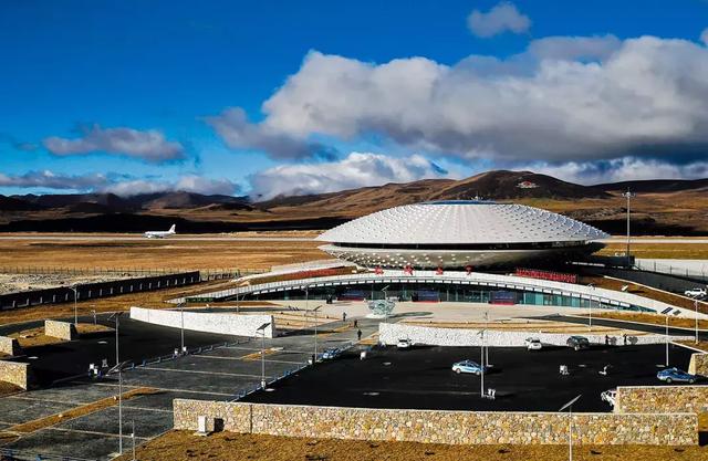 西部高原稻城亚丁机场,航拍稻城机场