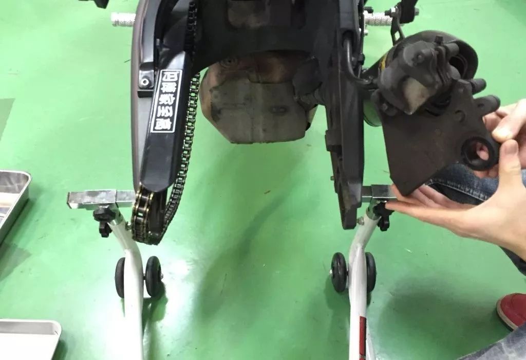 手把手教你换汽车轮胎,30秒教会你正确换轮胎步骤详解