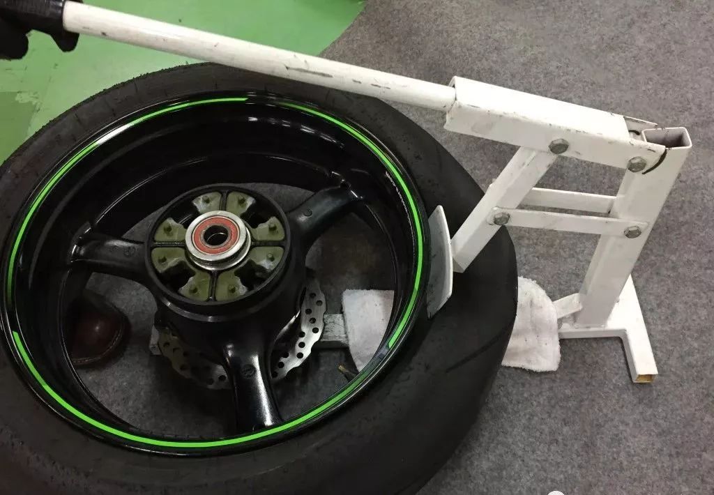 手把手教你换汽车轮胎,30秒教会你正确换轮胎步骤详解