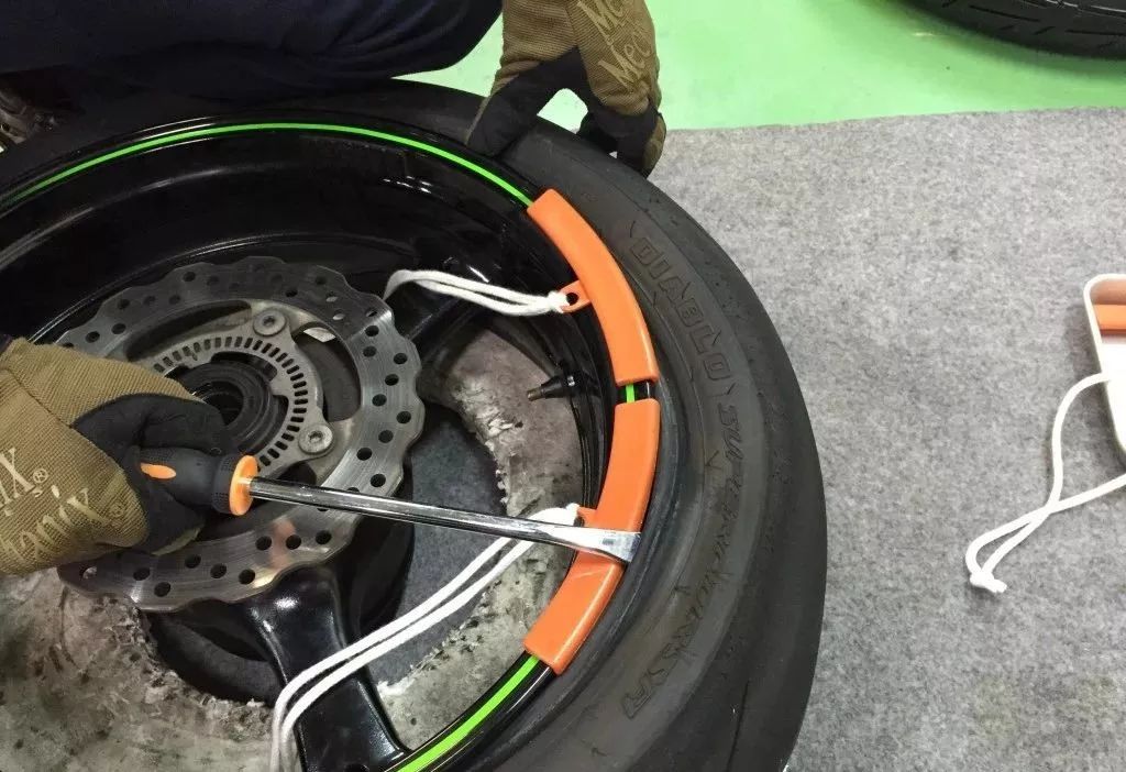 手把手教你换汽车轮胎,30秒教会你正确换轮胎步骤详解