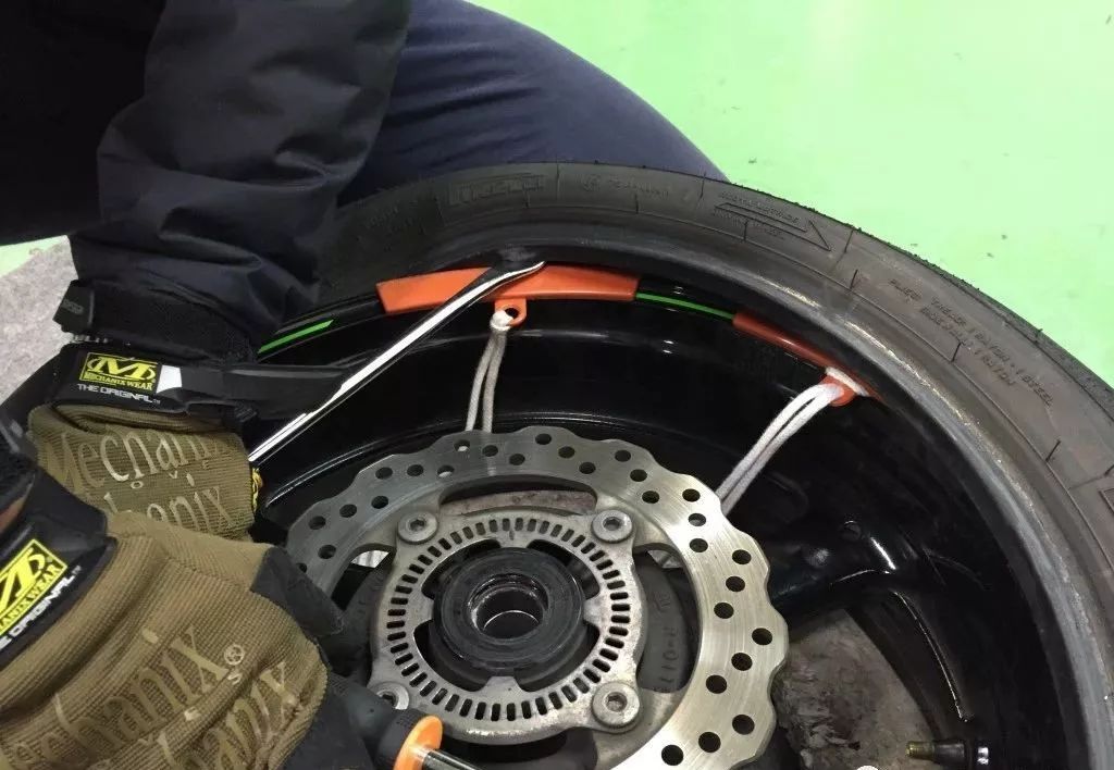 手把手教你换汽车轮胎,30秒教会你正确换轮胎步骤详解