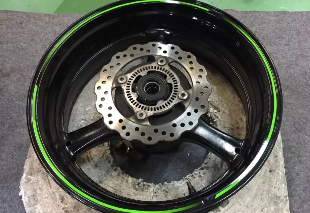 手把手教你换汽车轮胎,30秒教会你正确换轮胎步骤详解