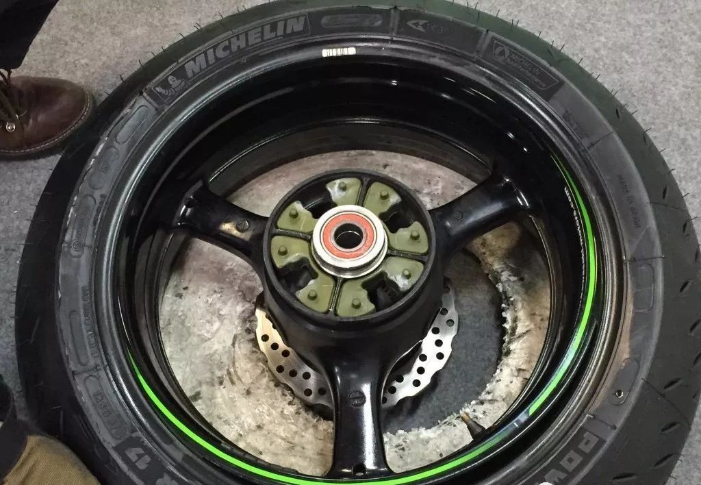 手把手教你换汽车轮胎,30秒教会你正确换轮胎步骤详解