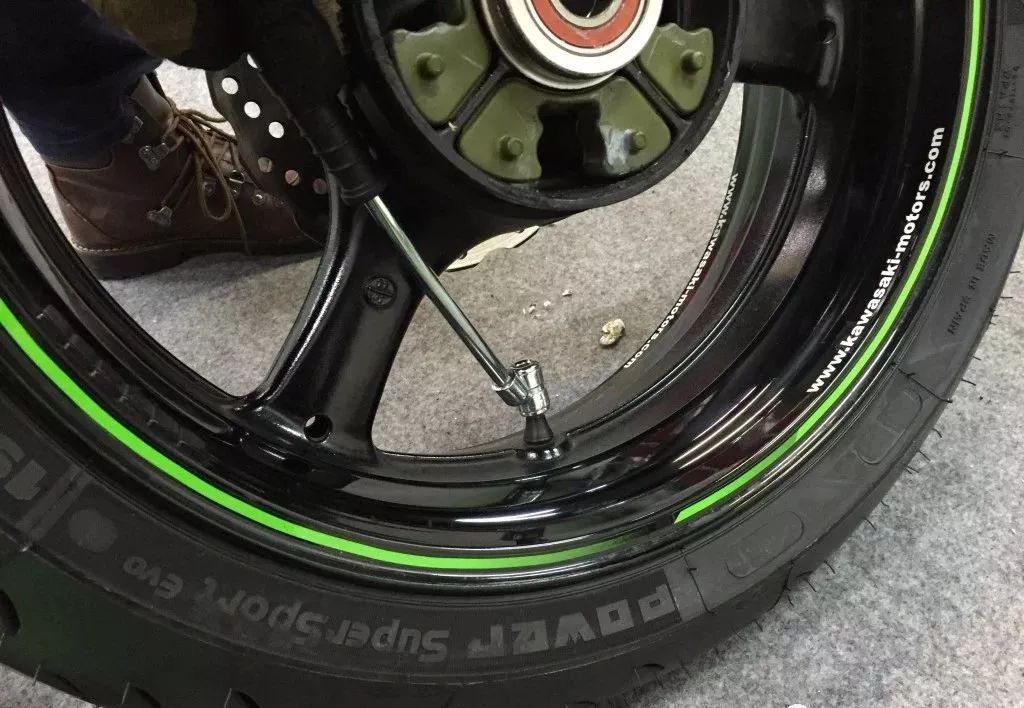 手把手教你换汽车轮胎,30秒教会你正确换轮胎步骤详解