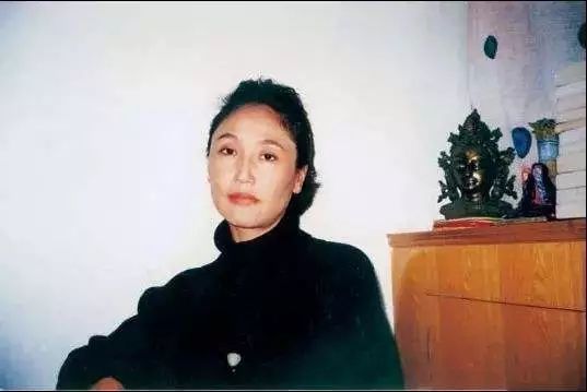 央珍《无性别的神》修订版推出，打开被传奇与想象遮蔽的真实*藏西**心灵｜悦读