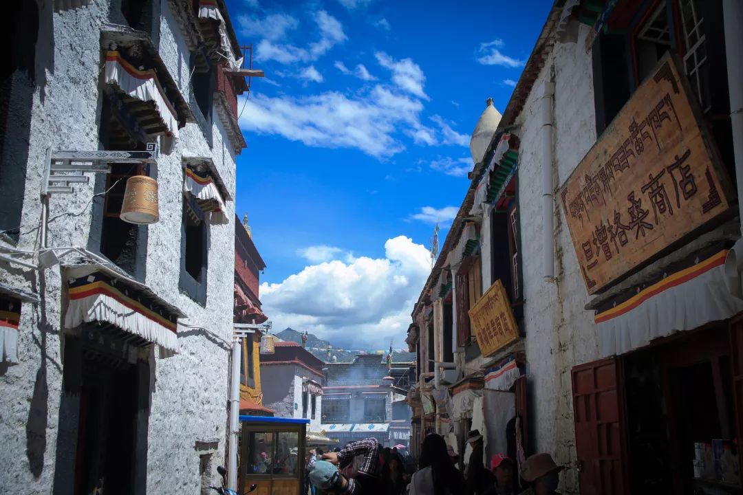 央珍《无性别的神》修订版推出，打开被传奇与想象遮蔽的真实*藏西**心灵｜悦读