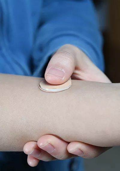 避孕贴片是用一层纸还是一层皮的,避孕贴片的正确使用方法