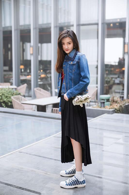 宋祖儿机场红色格子衫配短裤视频,宋祖儿穿大衣内搭露腰装蛮腰抢镜