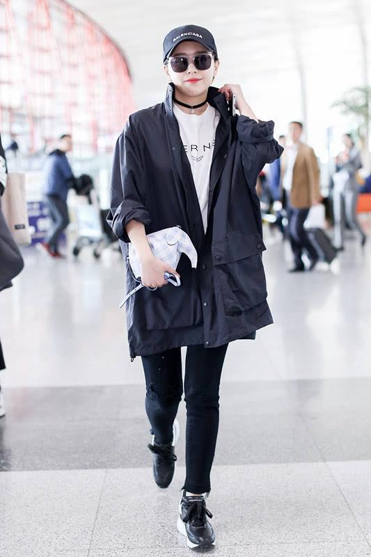 宋祖儿机场红色格子衫配短裤视频,宋祖儿穿大衣内搭露腰装蛮腰抢镜