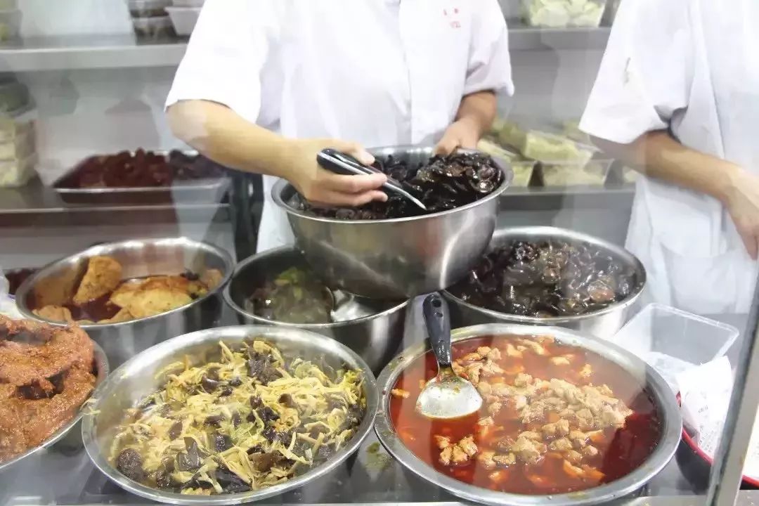 上海滩市中心，竟然藏着一条有洋房故居有老字号有咖啡店有酒吧的网红老马路