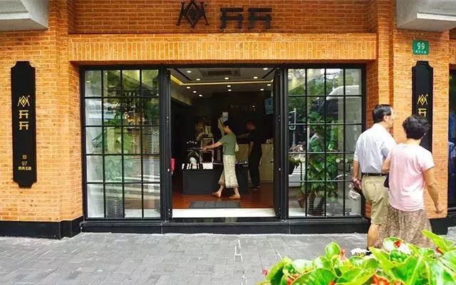 上海滩市中心，竟然藏着一条有洋房故居有老字号有咖啡店有酒吧的网红老马路