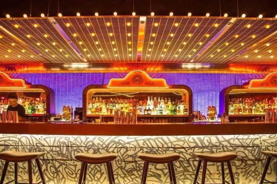 上海滩市中心，竟然藏着一条有洋房故居有老字号有咖啡店有酒吧的网红老马路