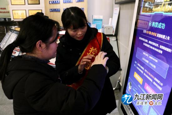 长途火车的离别,火车站与亲人离别视频