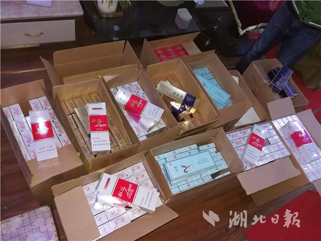 两仓库堆放假烟上万条武汉破获近十年来最大假烟案