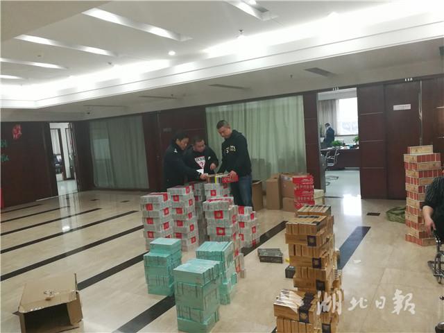 两仓库堆放假烟上万条武汉破获近十年来最大假烟案