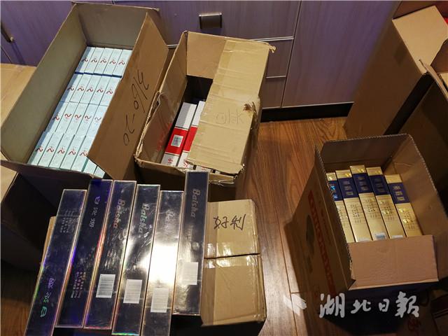 两仓库堆放假烟上万条武汉破获近十年来最大假烟案